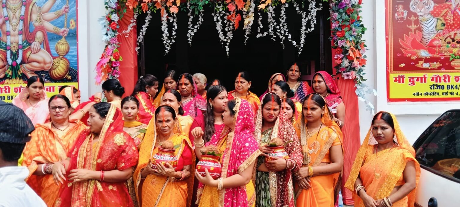 A grand Kalash Yatra was organised by Maa Durga Gauri Shankar Seva Trust in Chas Bokaro