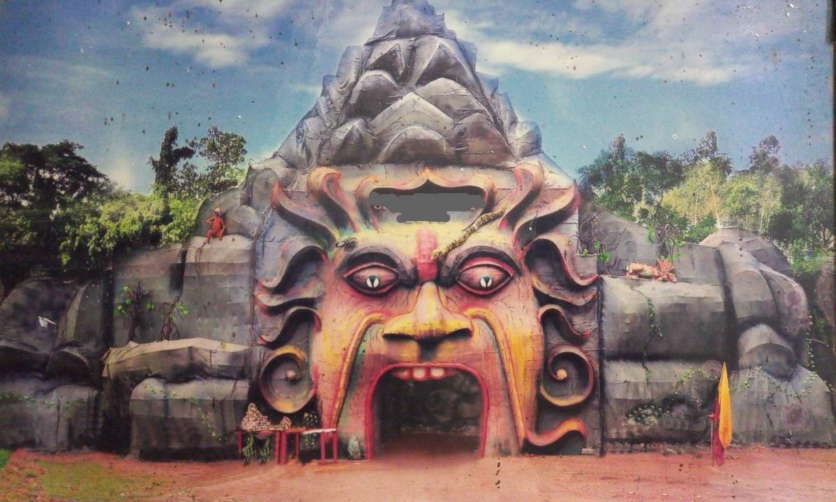 A unique and attractive puja pandal has been built in Manushmudia of Baharagora