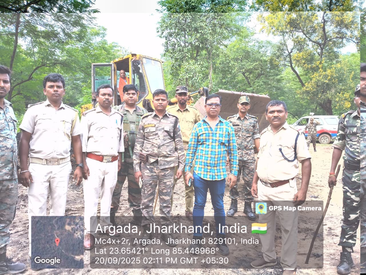 A well known coal smuggler from the Bhurkunda region is active in Sirka Argadda security personnel seized 45 tonnes of coal