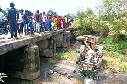 Four people were seriously injured when an out of control tractor fell under a culvert in Larho village. All were referred
