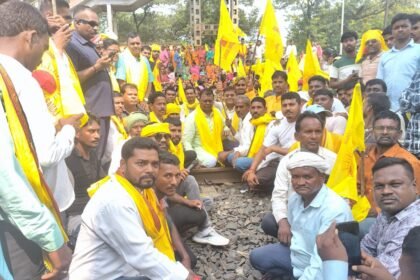 People of Kudmi community of Gomia block blocked Jageshwar Vihar railway station demanding inclusion in tribal category