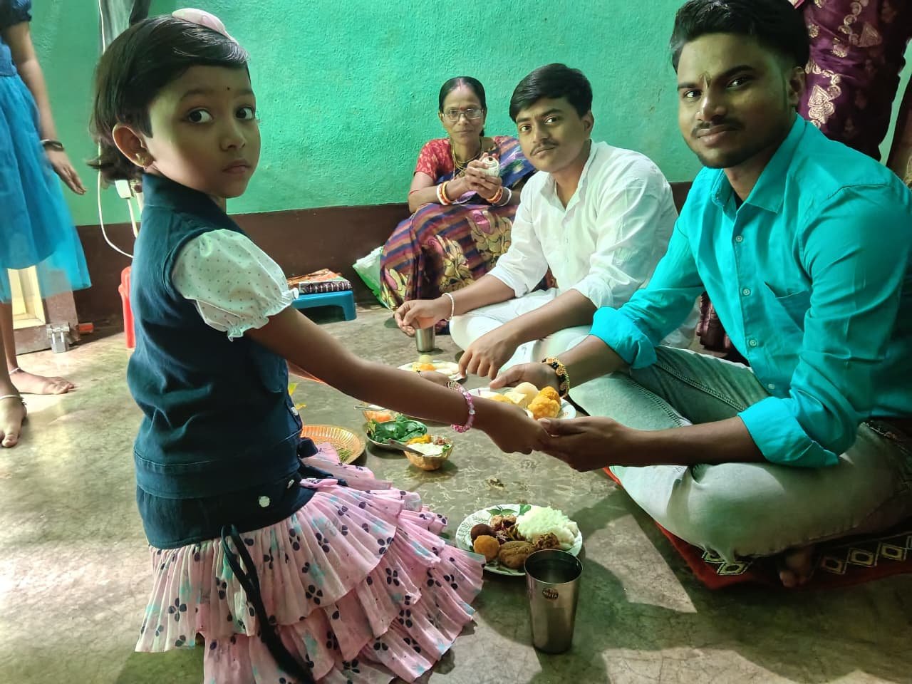 264d6511 3a4e 4260 9623 4718b781311eBhaiya Dooj was celebrated with the auspicious sound of Bhayer Kapale Dilam Phota Yam Duare Padlo Kanta