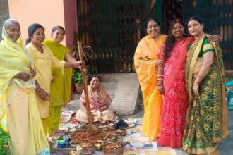 27ea984f b20a 436f 850b 5245737f9f39Sisters performed cow donation puja in Jhumri Tilaiya wishing long life and happiness and prosperity for their brothers