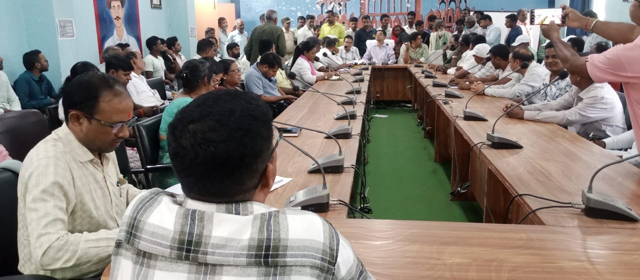 3eccf97f 2704 492d a1ba c4bfa1353c1aIn the second week of the weekly Sampoorna Samadhan programme the MLA representative heard the problems of the people in the block office