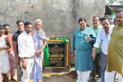429ee292 3d4b 4e94 abb7 34e4c126a100MLA laid the foundation stone of PCC path in Mahatodih