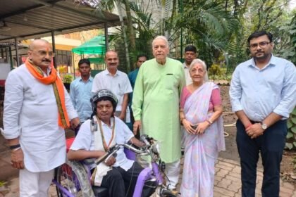 Former Union Minister Yashwant Sinha gifts a battery operated tricycle to a disabled tea vendor