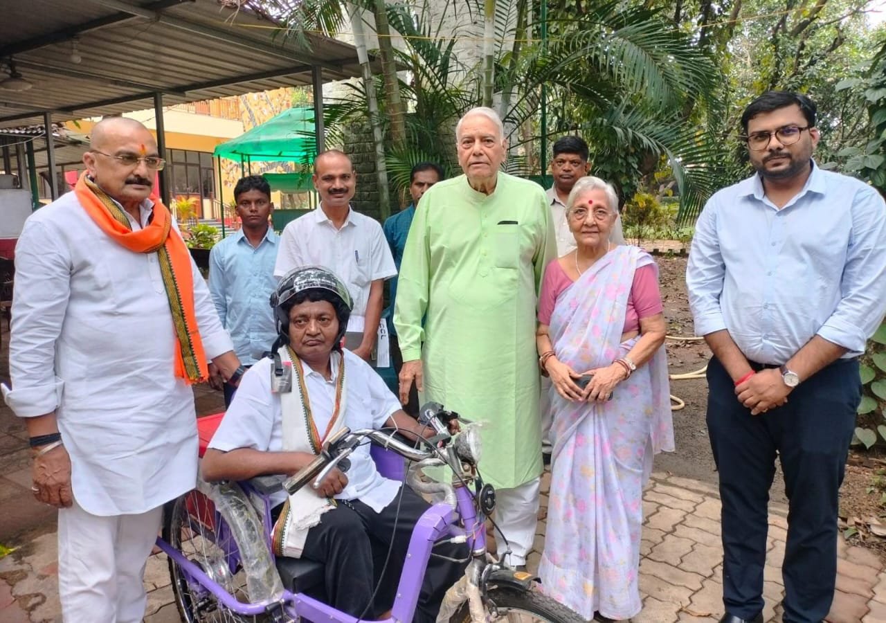 Former Union Minister Yashwant Sinha gifts a battery operated tricycle to a disabled tea vendor