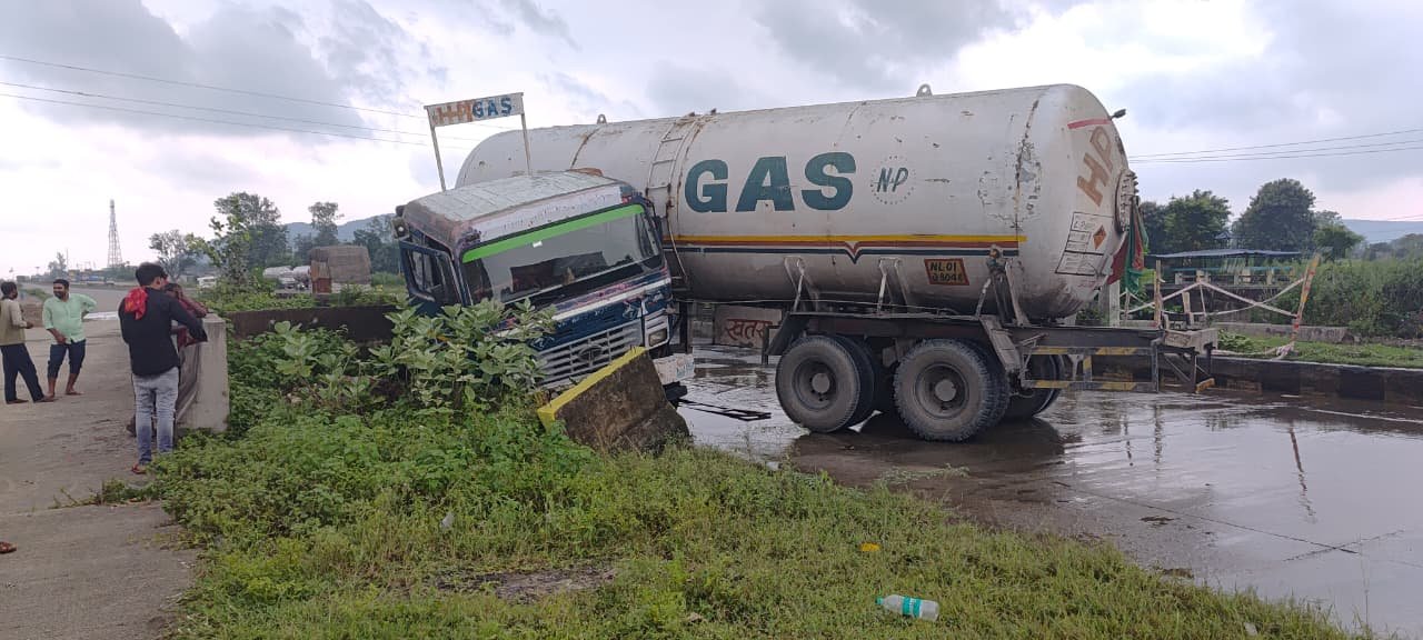 Gas tanker crashes near Barsot bridge major accident averted
