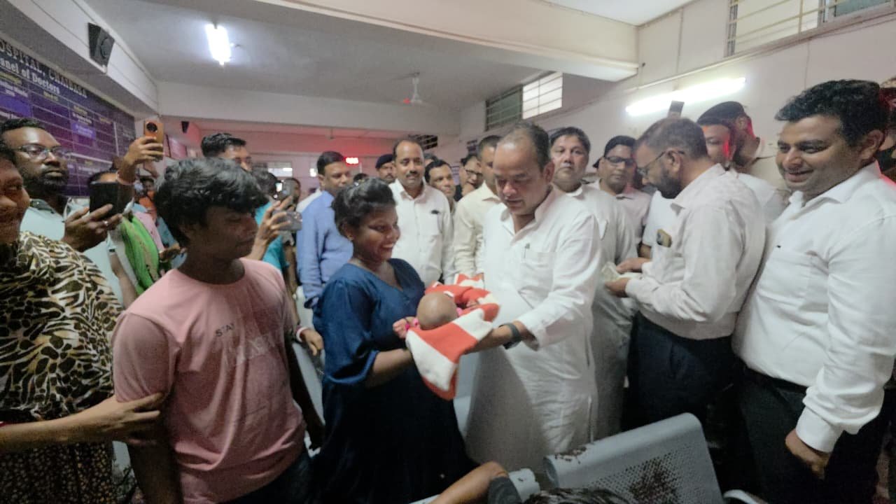 Health Minister Dr. Irfan Ansari conducted a surprise inspection at Chaibasa Sadar Hospital causing a stir