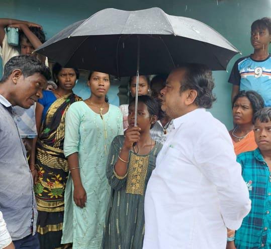 Health Minister Dr. Irfan Ansari reached Kadrudih and met the family members of Virgin Murmu assured them of all possible help