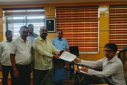 Members of Muktidham Sanstha Ramgarh submitted an application to the Deputy Commissioner Ramgarh for construction of Chhat Dhat on the banks of Damodar