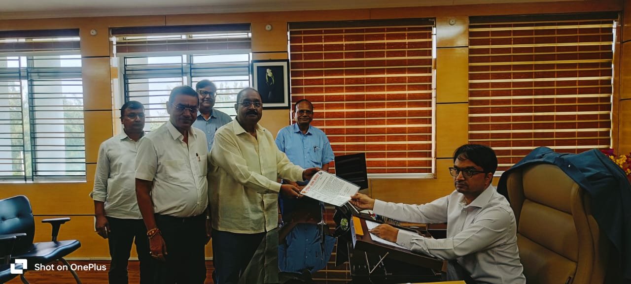 Members of Muktidham Sanstha Ramgarh submitted an application to the Deputy Commissioner Ramgarh for construction of Chhat Dhat on the banks of Damodar