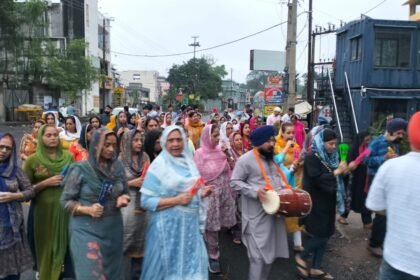 On the occasion of Guru Nanak Dev Jis 556th birth anniversary a prabhat pheri was taken out in a devotional atmosphere devotees were welcomed with a shower of flowers