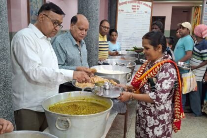 bdfa362b 1ea7 4daa b481 68db5090adb0Annakut Prasad was distributed by Shri Marwari Satyanarayan Temple and Dharamshala Sanstha