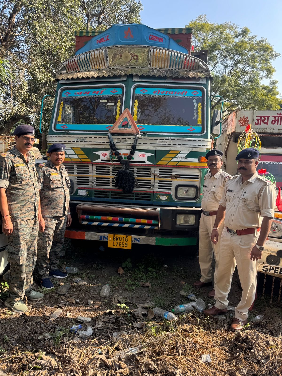 dd39e661 d72d 4f4a ad34 62023aeb43ceLohardaga police take major action 117 liters of English liquor seized from a truck