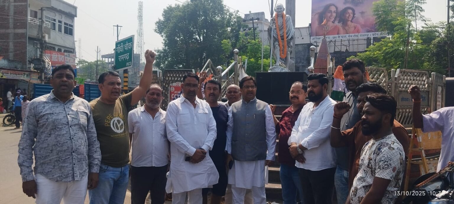 e11f4390 938b 42df a021 4142d303b1e7Congress Party submitted a memorandum to the Deputy Commissioner demanding action against those who desecrated the statue of Gandhiji