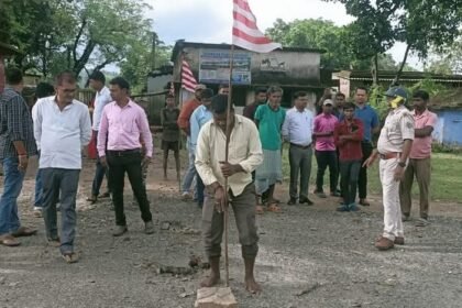 खुदीबेड़ा में सरना झंडा हटाकर सड़क निर्माण कार्य शुरू