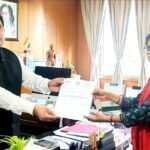 Barkatha Zilla Parishad member Kumkum Devi submitted a memorandum to the Deputy Commissioner regarding various demands