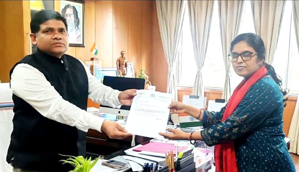Barkatha Zilla Parishad member Kumkum Devi submitted a memorandum to the Deputy Commissioner regarding various demands