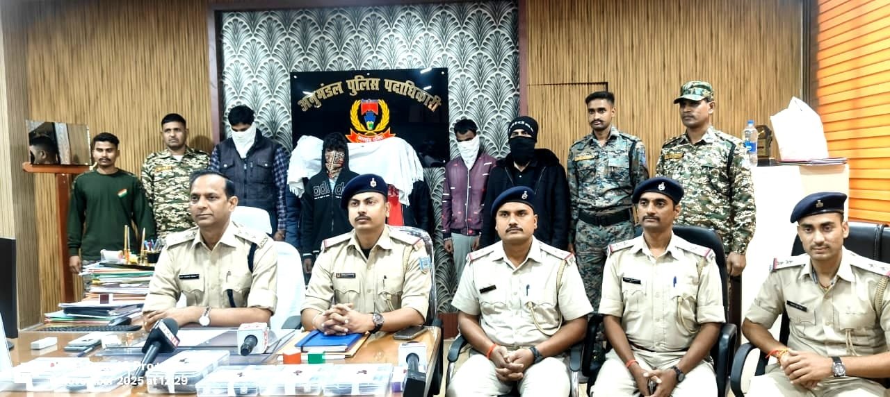 Barkatha police arrested six people accused of extortion and firing and sent them to jail. Weapons and a motorcycle were recovered