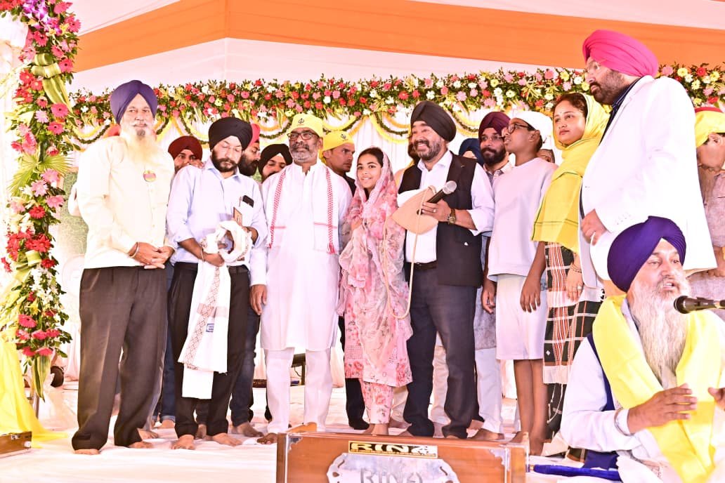 Chief Minister Hemant Soren and MLA Kalpana Soren participated in the Prakash Utsav organized on the occasion of Guru Nanak Jayanti