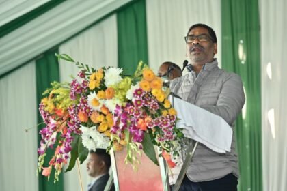 Chief Minister Hemant Soren paid a heartfelt tribute to martyr Sobaran Soren by garlanding his statue at Nemra on his 68th martyrdom day