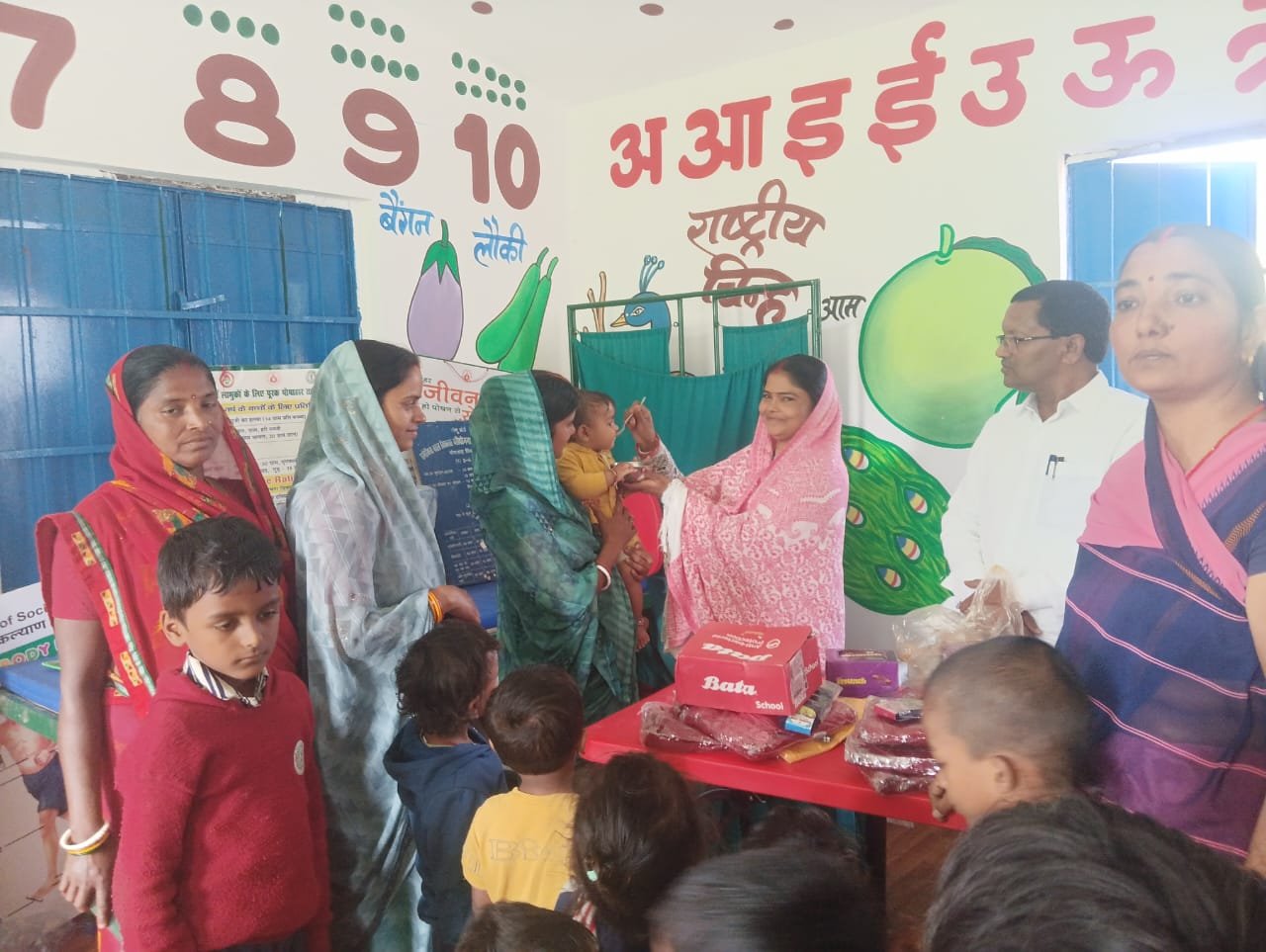 Chief Rajendra Prasad and social worker Mamta Devi participated in the Mundhuthi program at the Anganwadi center of Dhanwar Panchayat