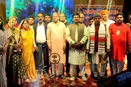 Crowd gathered at Bandasingha Sahu Tola for Bhojpuri artist Roshan Rohis program
