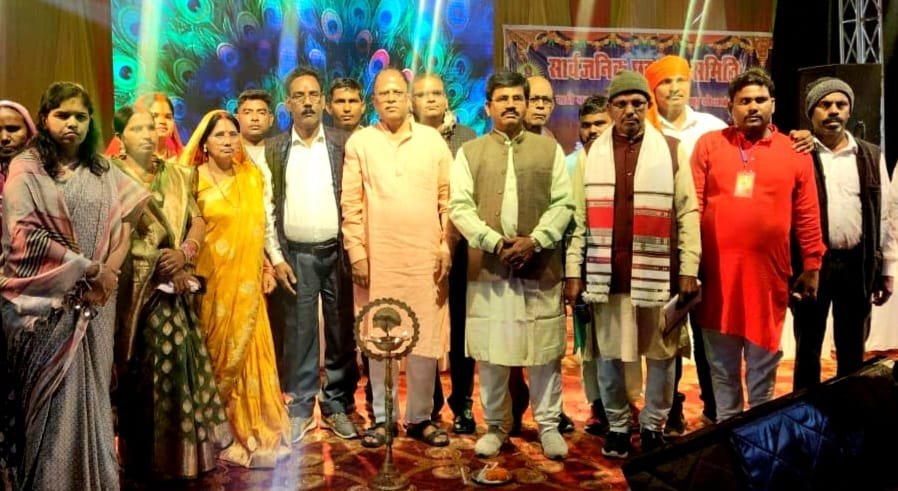 Crowd gathered at Bandasingha Sahu Tola for Bhojpuri artist Roshan Rohis program