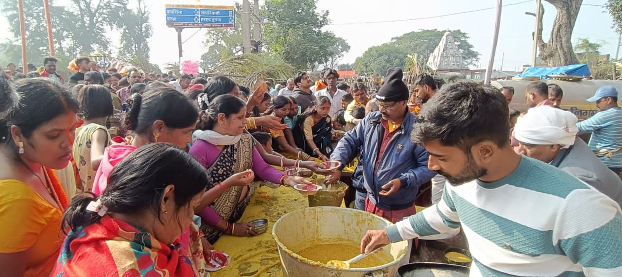 Former Sadar Assembly candidate Munna Singh distributed Khichdi on the occasion of Narsingh Asthan Fair and Kartik Purnima
