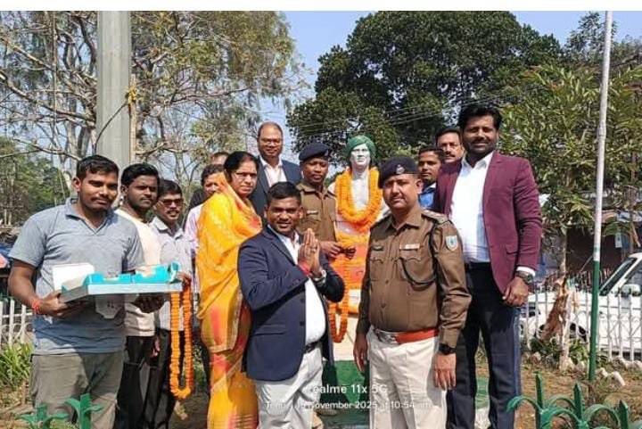 Garlands were offered to the statue of Lord Birsa Munda at Tenughat