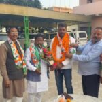 Kedar Yadav returns to Congress District President GP Patel welcomes him with a garland and a sash