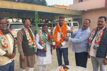 Kedar Yadav returns to Congress District President GP Patel welcomes him with a garland and a sash