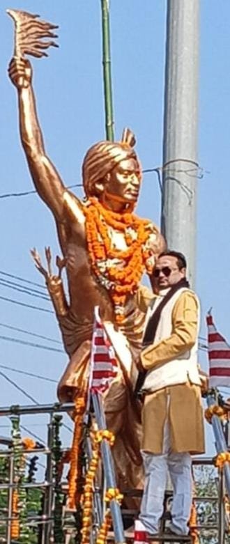 On the birth anniversary of Bhagwan Birsa Munda and Jharkhand Foundation Day social worker Rakesh Gupta paid tribute to him by offering flowers on his picture