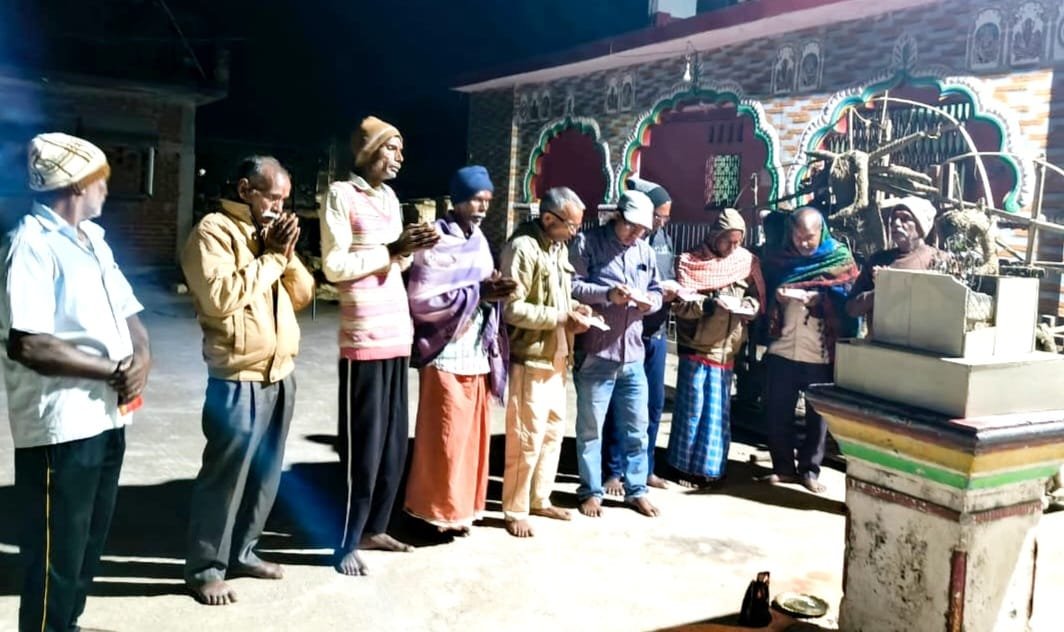On the occasion of flag hoisting in Ayodhya devotees visited Barkanngaon village and performed grand Mangala Aarti