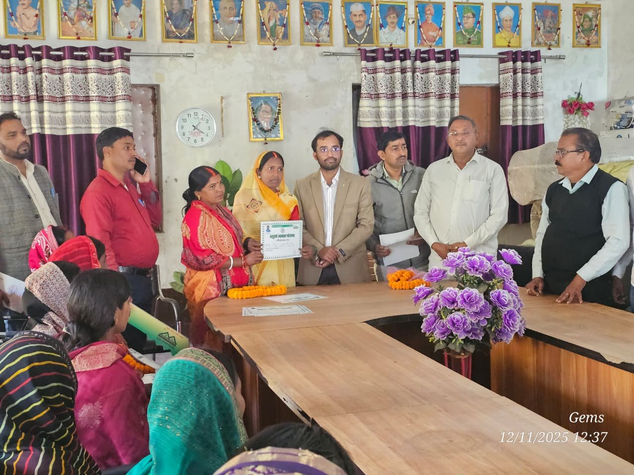 On the second day of the silver jubilee celebrations of Jharkhand Foundation Day a festive atmosphere prevailed in Barhi block with 298 beneficiaries taking possession of their new houses