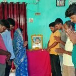 People paid tribute by garlanding the photo of late Anurag Anand Singh alias Pyare Singh