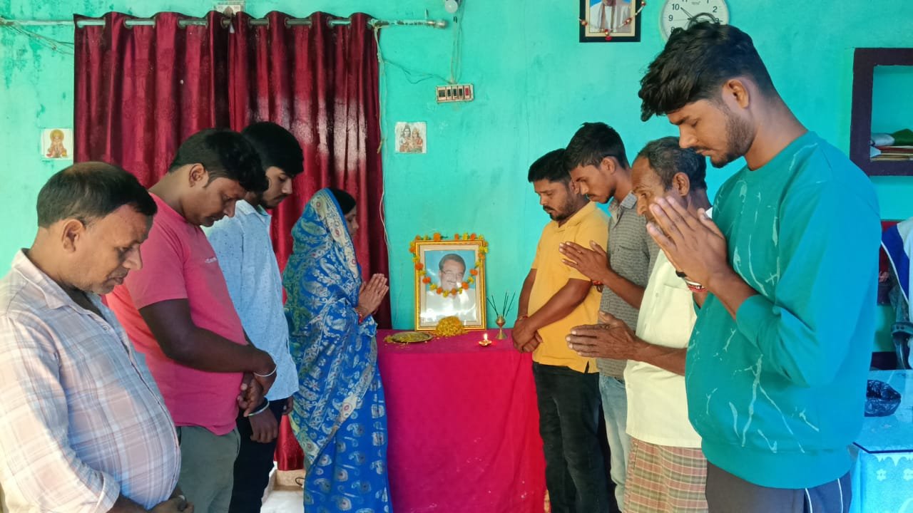 People paid tribute by garlanding the photo of late Anurag Anand Singh alias Pyare Singh