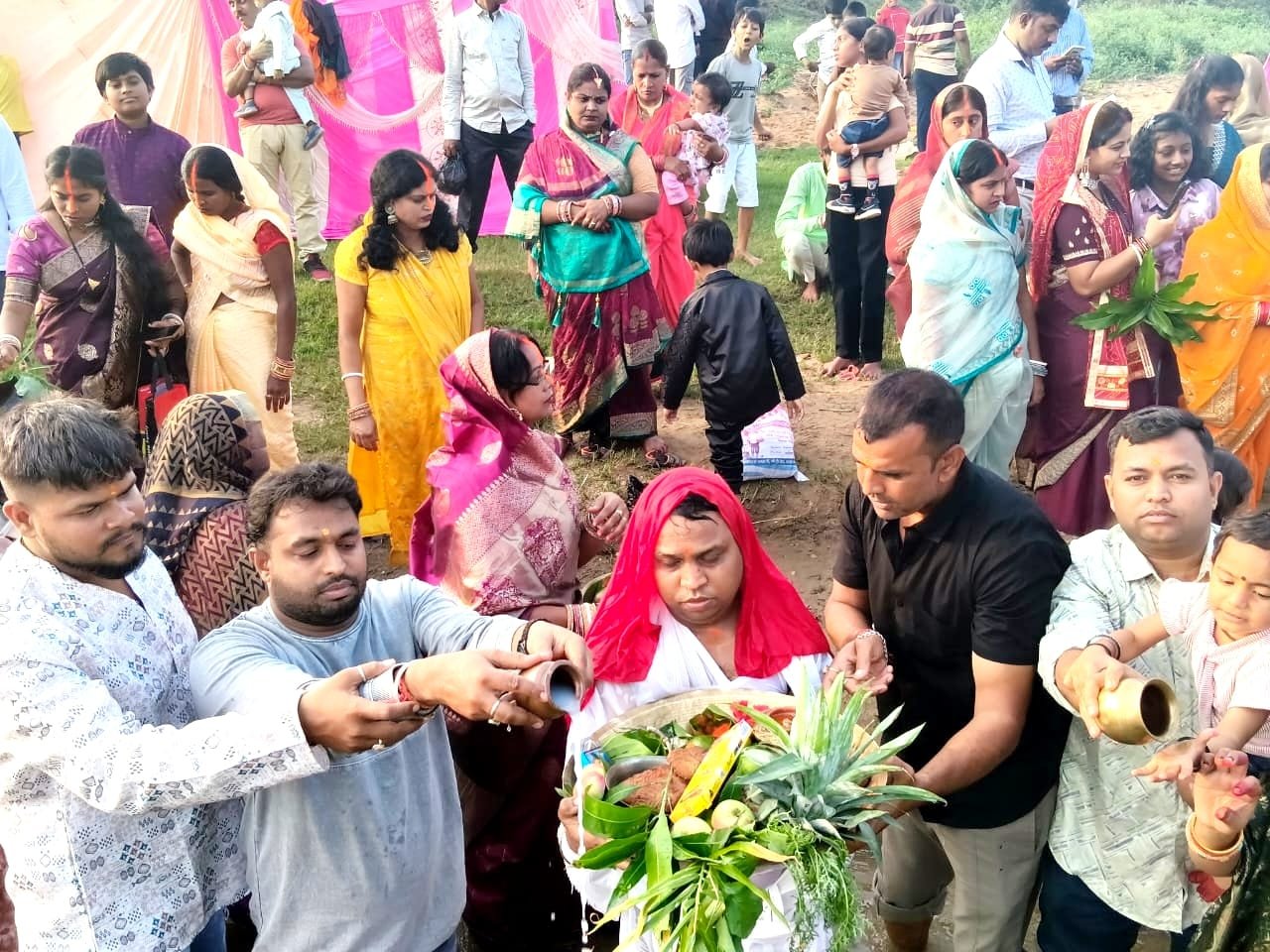 The Etwari Chhath festival concluded with offerings to Lord Bhaskar