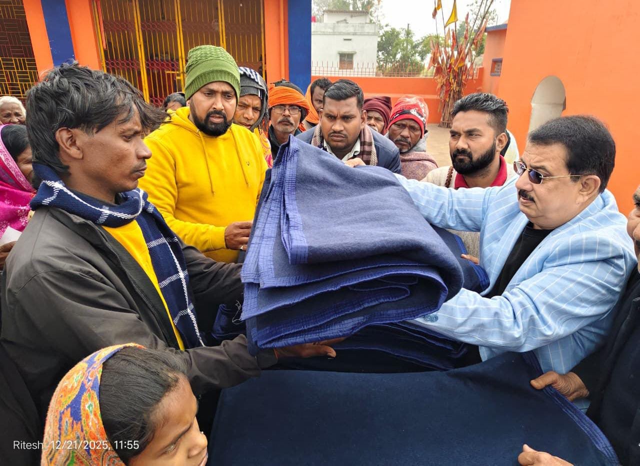 A blanket of relief in the harsh cold a big initiative of Hazaribagh Youth Wing distributing blankets to 100 needy people in Ward No. 4