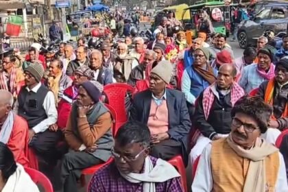 A day long sit in by the agitators over pending demands a memorandum of demands was submitted to the commissioner