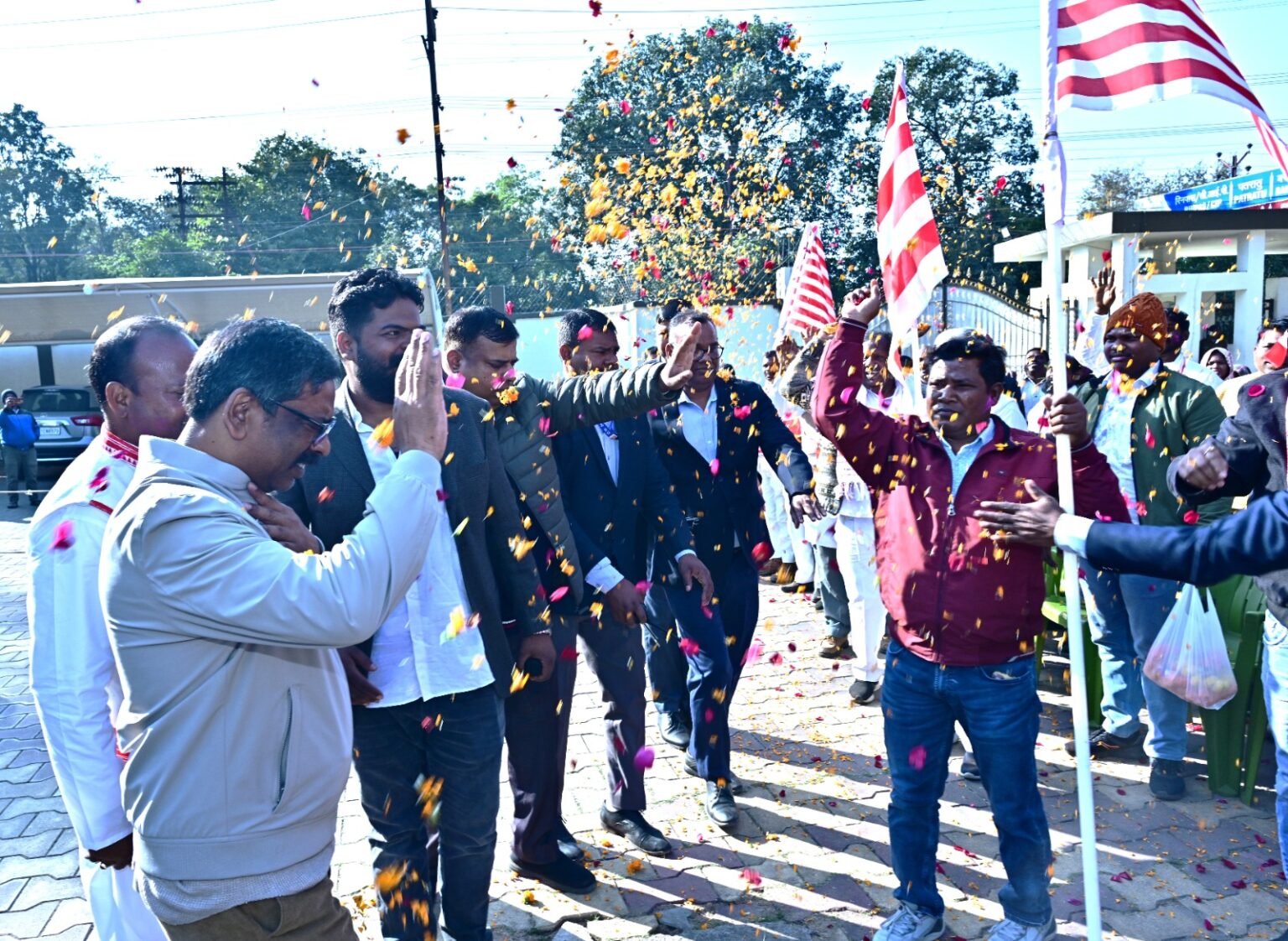 A delegation of tribal organizations met the Chief Minister after the Cabinet approved the PESA Rules and expressed gratitude with drums and trumpets