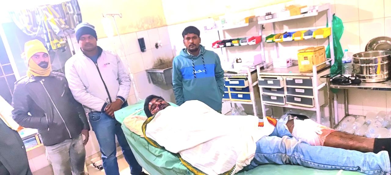 A young man was seriously injured in a road accident social worker Sikandar Kumar demonstrated humanity by taking the injured to the hospital