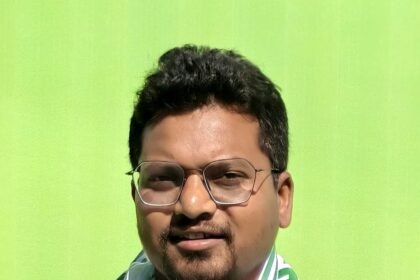 Anugrah Lakra the new Chief Medical Officer MO was posted to Barkatha. Work was being carried out under the supervision of the in charge