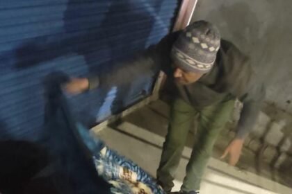 Barhi SDO showed his human face in the bitter cold distributed blankets among passersby and the helpless