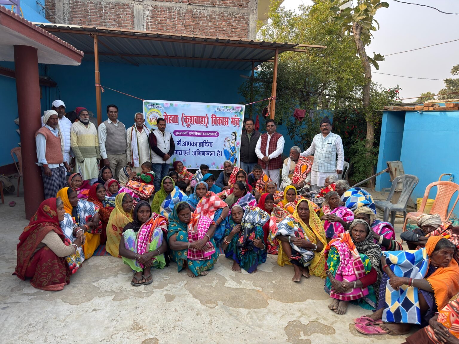 Blankets are being distributed continuously by Mehta Kushwaha Vikas Manch
