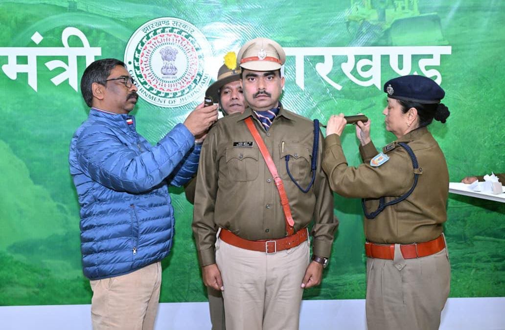 Chief Minister congratulates officers promoted to IPS rank honours them by presenting them with badges