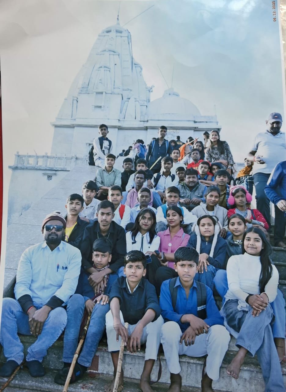 Children of Shri RSR Residential School Bonga went on an educational tour