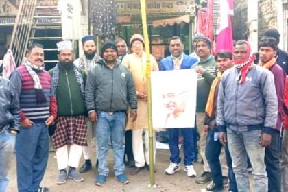 Congress workers in Barkatha celebrated the partys 140th foundation day. Sweets were distributed