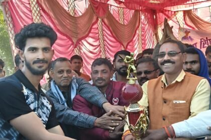 Cricket tournament concludes in Singhrawan Mukhiya Birendra Rajak encourages the winning team by giving them a trophy